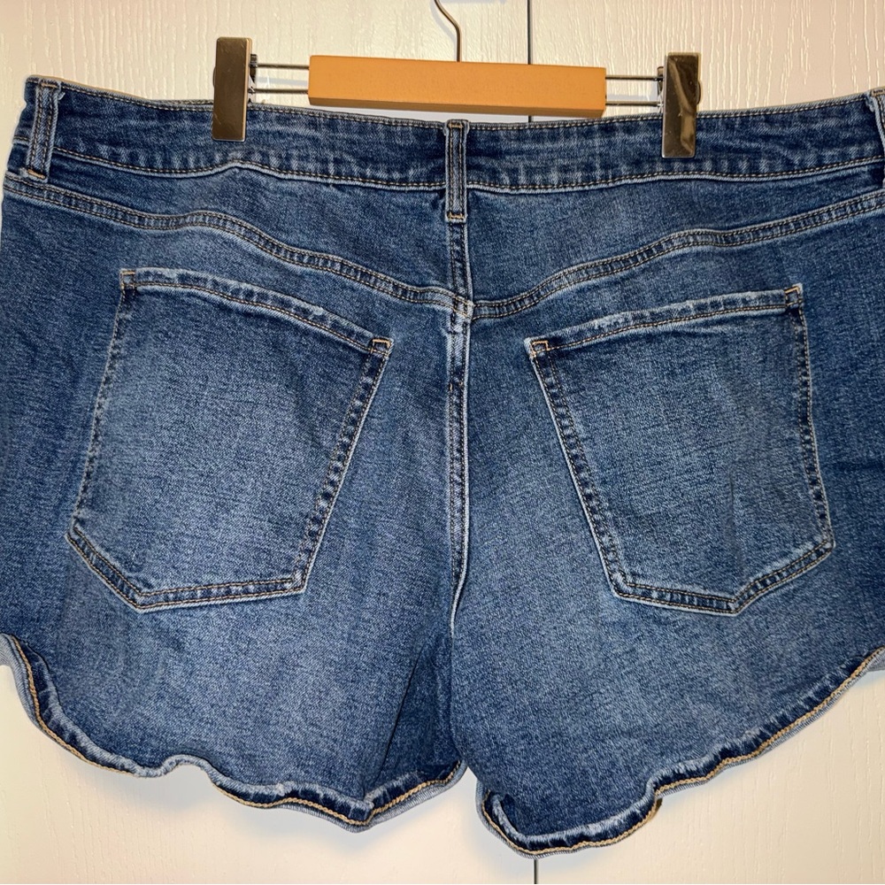 Old Navy High-Waisted Secret-Smooth Pockets O.G. Straight Jean Shorts - Picture 2 of 9